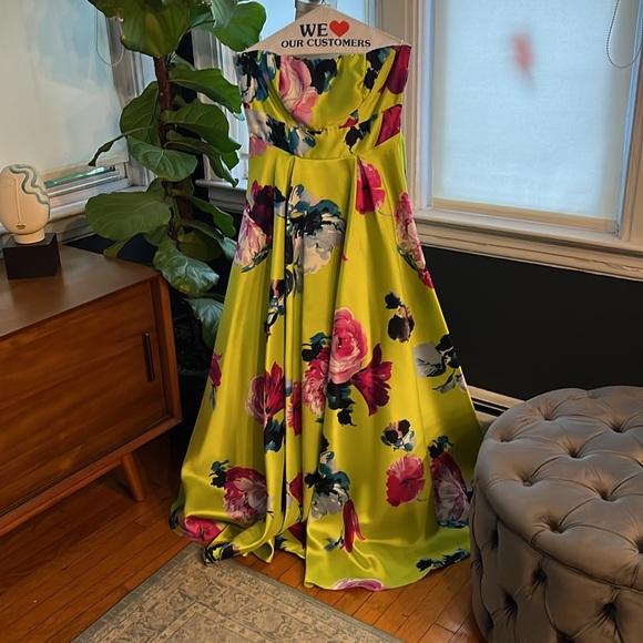 Incredible Chartreuse Floral Gown Prom Event Dress - Picture 4 of 12